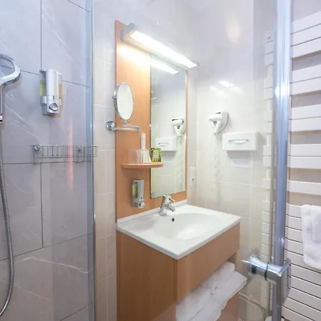 Logis & Restaurant Des Lacs Hotel