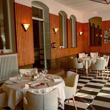 Logis & Restaurant Des Lacs Hotel